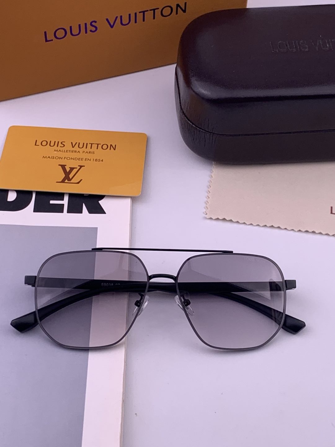 LV 男款炫彩飞行员偏光太阳镜 ❤️材质：高清尼龙加厚卡槽高清偏光镜片 🌹无边框镜架💕颜👍型号：L88903