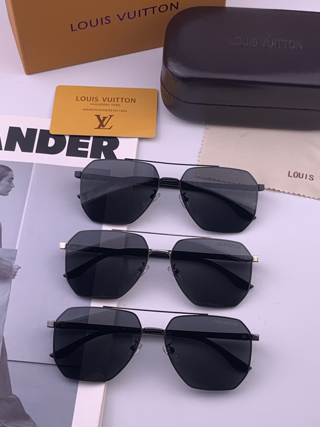 LV 男款炫彩飞行员偏光太阳镜 ❤️材质：高清尼龙加厚卡槽高清偏光镜片 🌹无边框镜架💕颜👍型号：L88902