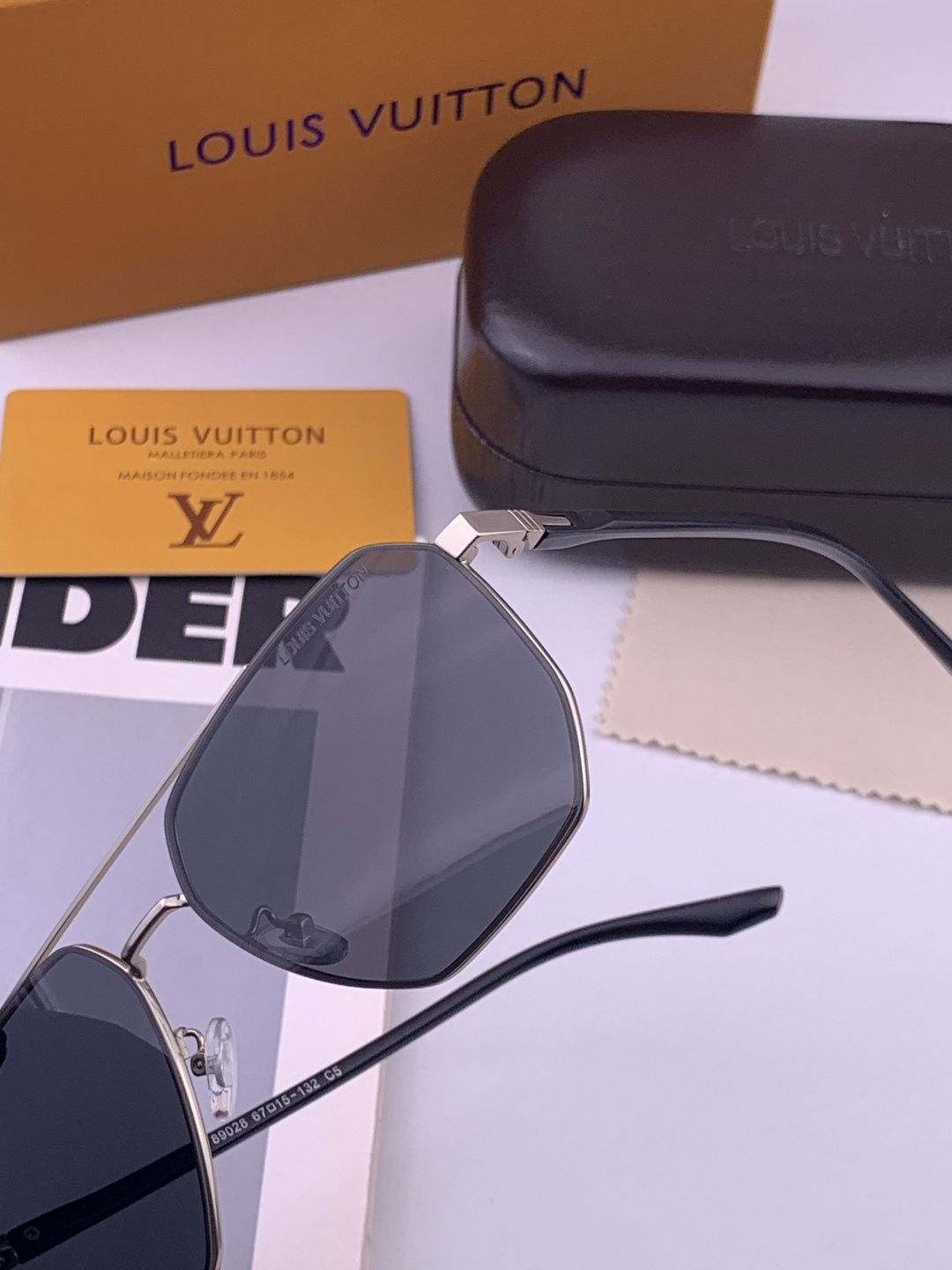 LV 男款炫彩飞行员偏光太阳镜 ❤️材质：高清尼龙加厚卡槽高清偏光镜片 🌹无边框镜架💕颜👍型号：L88902
