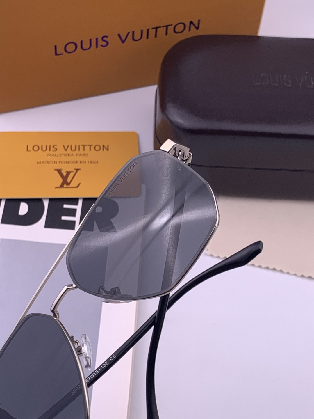 LV 男款炫彩飞行员偏光太阳镜 ❤️材质：高清尼龙加厚卡槽高清偏光镜片 🌹无边框镜架💕颜👍型号：L88902