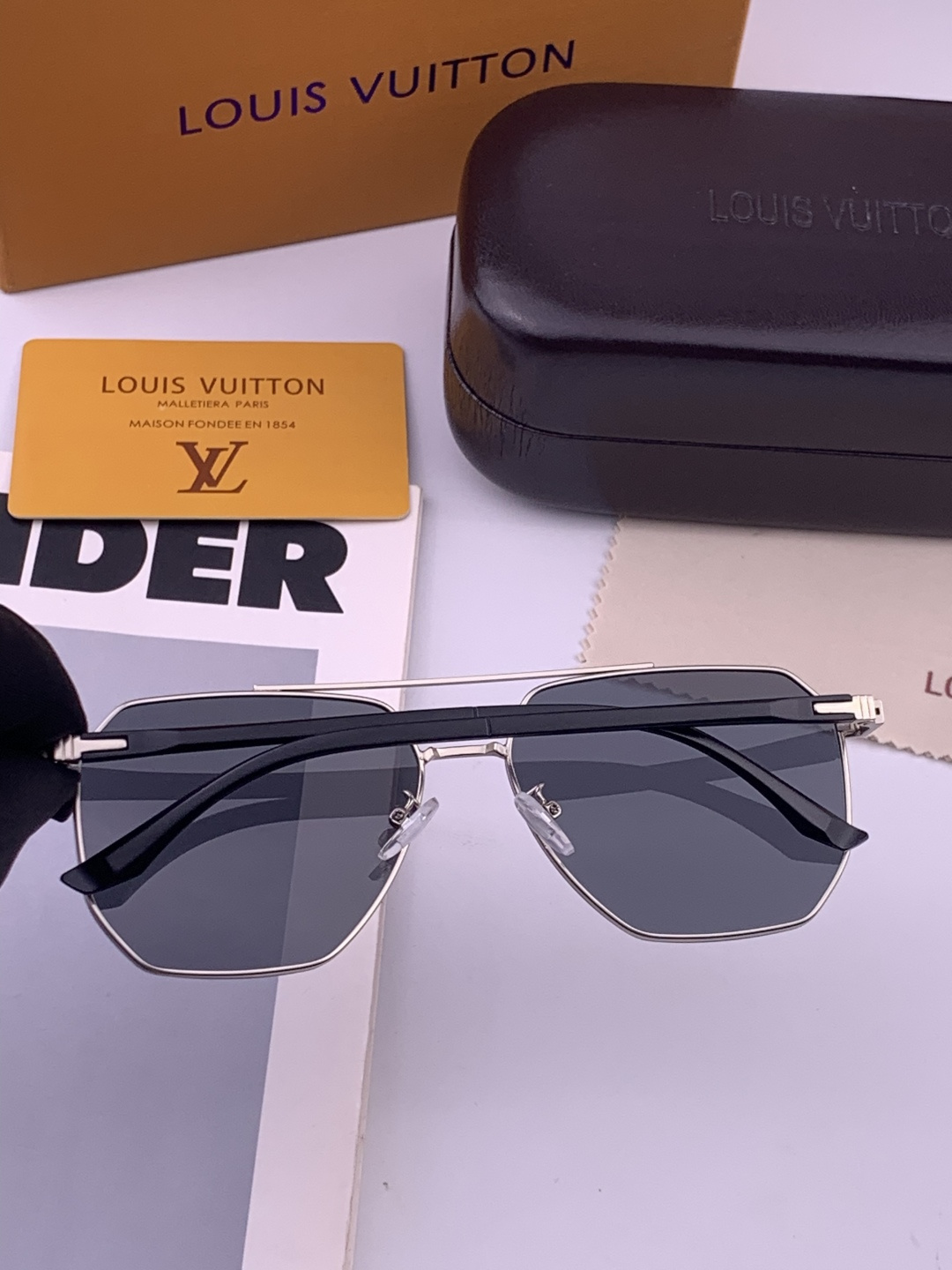 LV 男款炫彩飞行员偏光太阳镜 ❤️材质：高清尼龙加厚卡槽高清偏光镜片 🌹无边框镜架💕颜👍型号：L88902