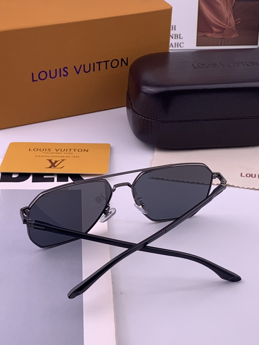 LV 男款炫彩飞行员偏光太阳镜 ❤️材质：高清尼龙加厚卡槽高清偏光镜片 🌹无边框镜架💕颜👍型号：L88902