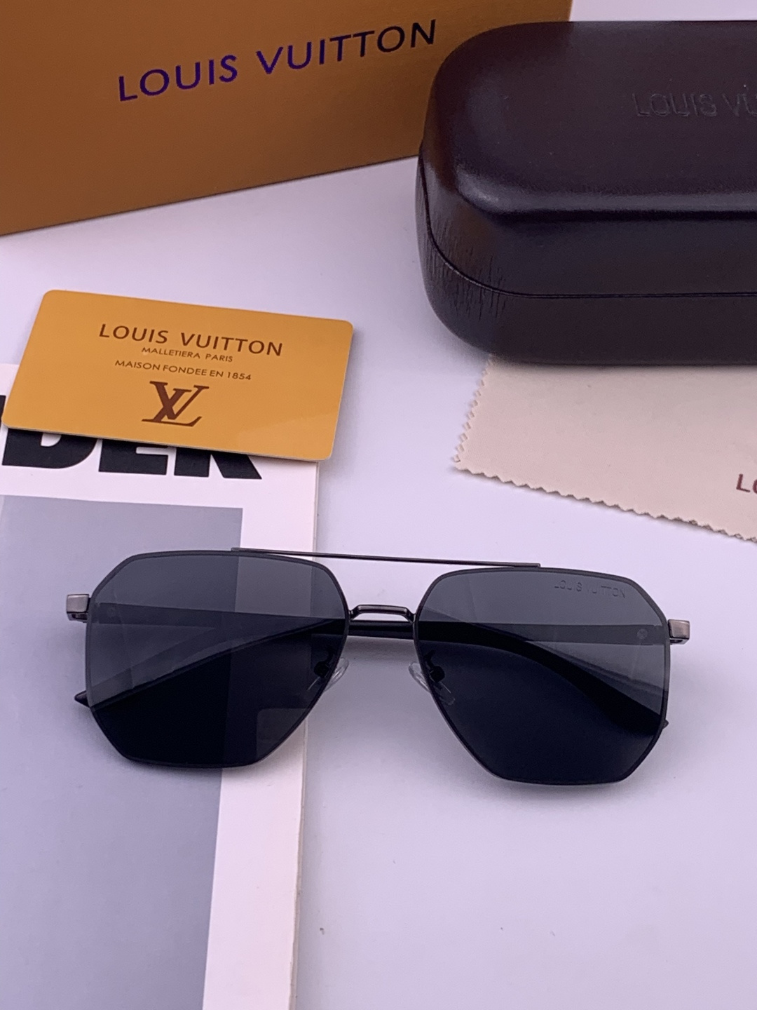 LV 男款炫彩飞行员偏光太阳镜 ❤️材质：高清尼龙加厚卡槽高清偏光镜片 🌹无边框镜架💕颜👍型号：L88902