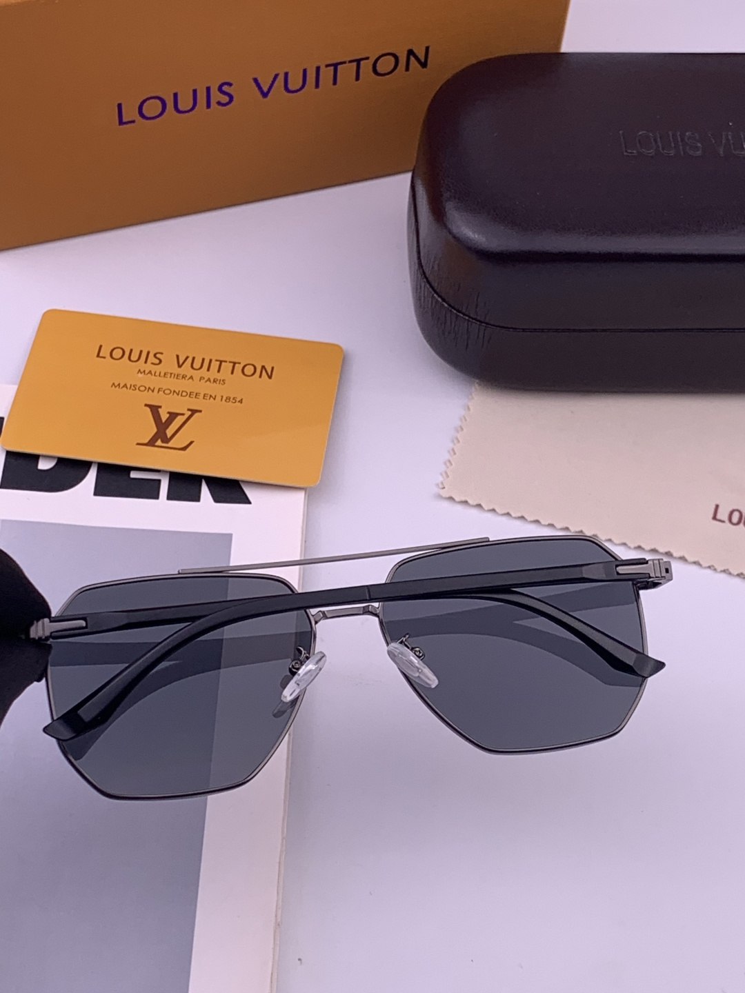 LV 男款炫彩飞行员偏光太阳镜 ❤️材质：高清尼龙加厚卡槽高清偏光镜片 🌹无边框镜架💕颜👍型号：L88902