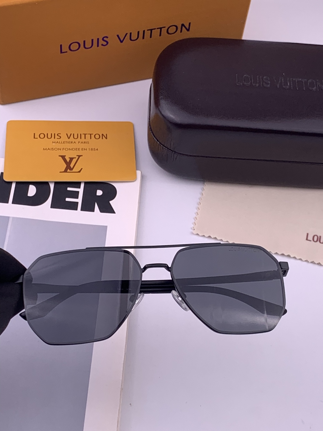 LV 男款炫彩飞行员偏光太阳镜 ❤️材质：高清尼龙加厚卡槽高清偏光镜片 🌹无边框镜架💕颜👍型号：L88902