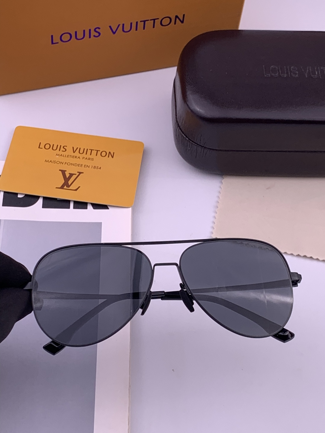LV 男款炫彩飞行员偏光太阳镜 ❤️材质：高清尼龙加厚卡槽高清偏光镜片 🌹无边框镜架💕颜👍型号：L58903