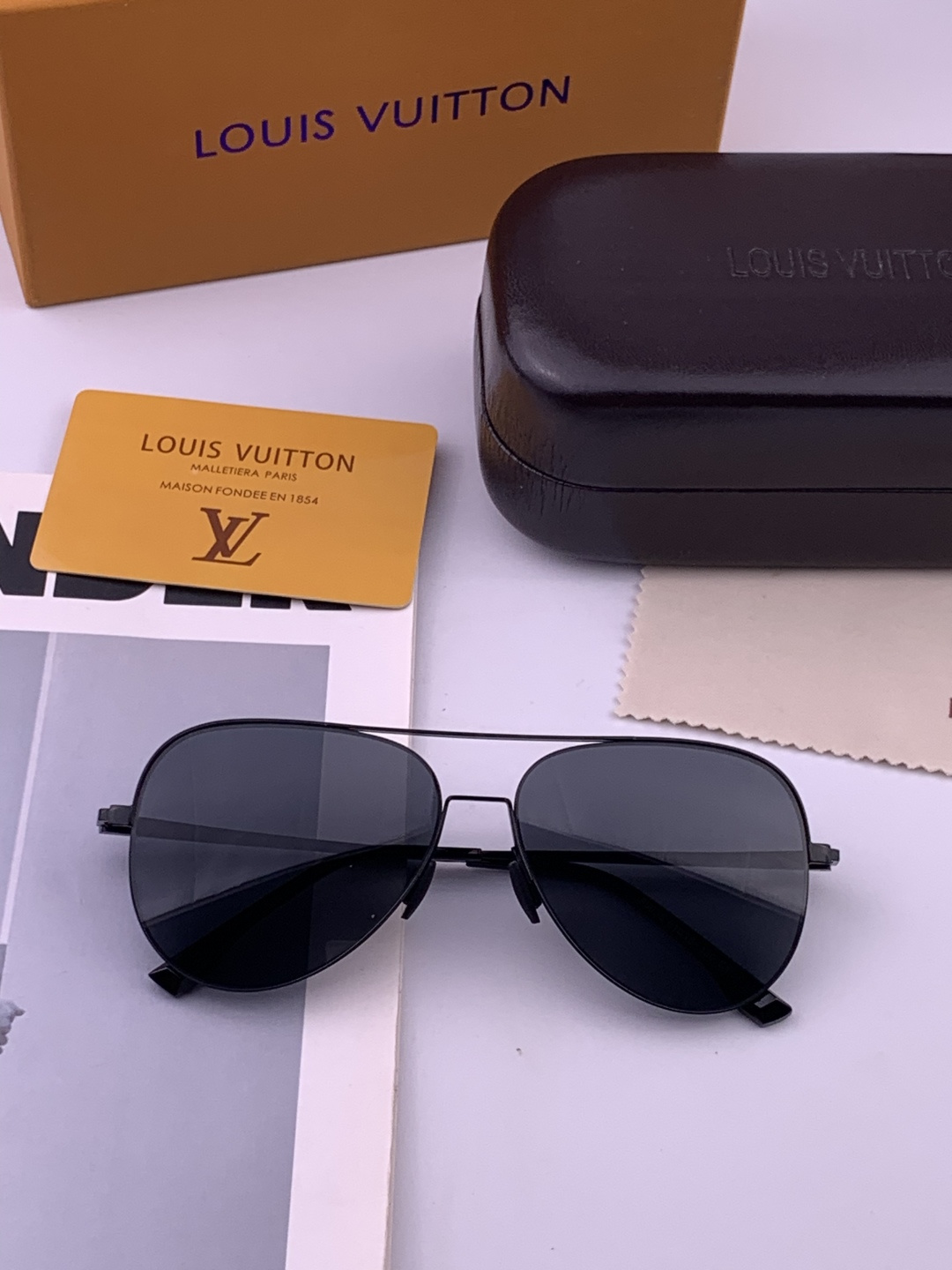 LV 男款炫彩飞行员偏光太阳镜 ❤️材质：高清尼龙加厚卡槽高清偏光镜片 🌹无边框镜架💕颜👍型号：L58903
