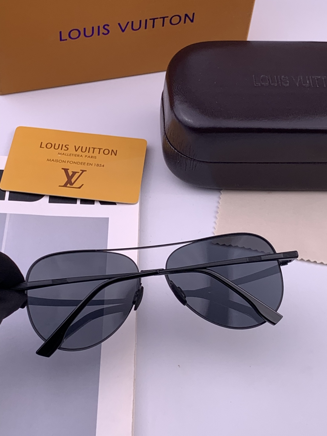 LV 男款炫彩飞行员偏光太阳镜 ❤️材质：高清尼龙加厚卡槽高清偏光镜片 🌹无边框镜架💕颜👍型号：L58903