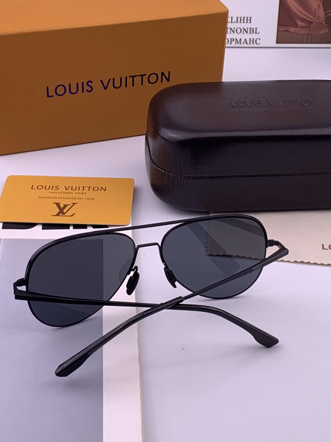 LV 男款炫彩飞行员偏光太阳镜 ❤️材质：高清尼龙加厚卡槽高清偏光镜片 🌹无边框镜架💕颜👍型号：L58903