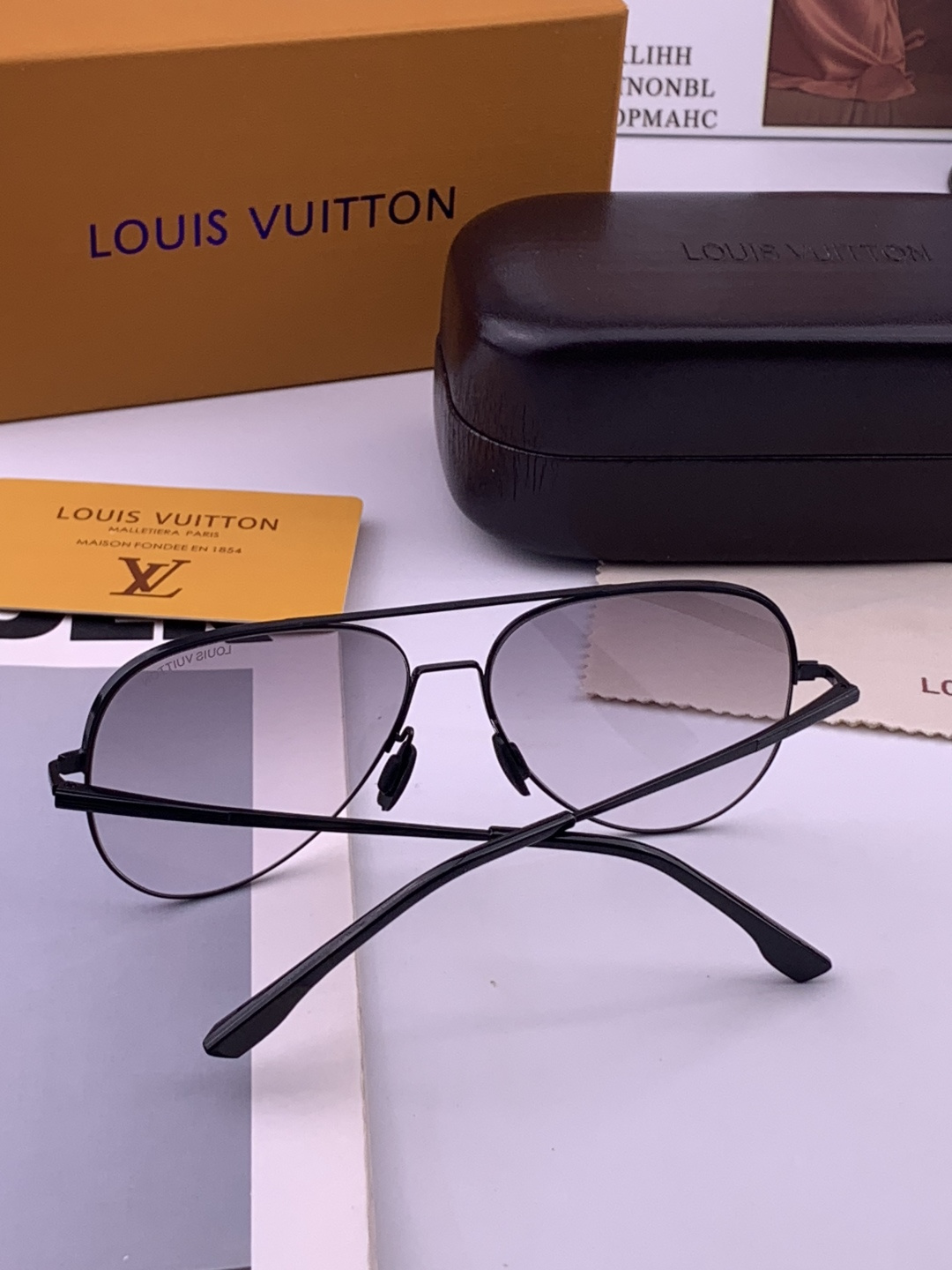 LV 男款炫彩飞行员偏光太阳镜 ❤️材质：高清尼龙加厚卡槽高清偏光镜片 🌹无边框镜架💕颜👍型号：L58903