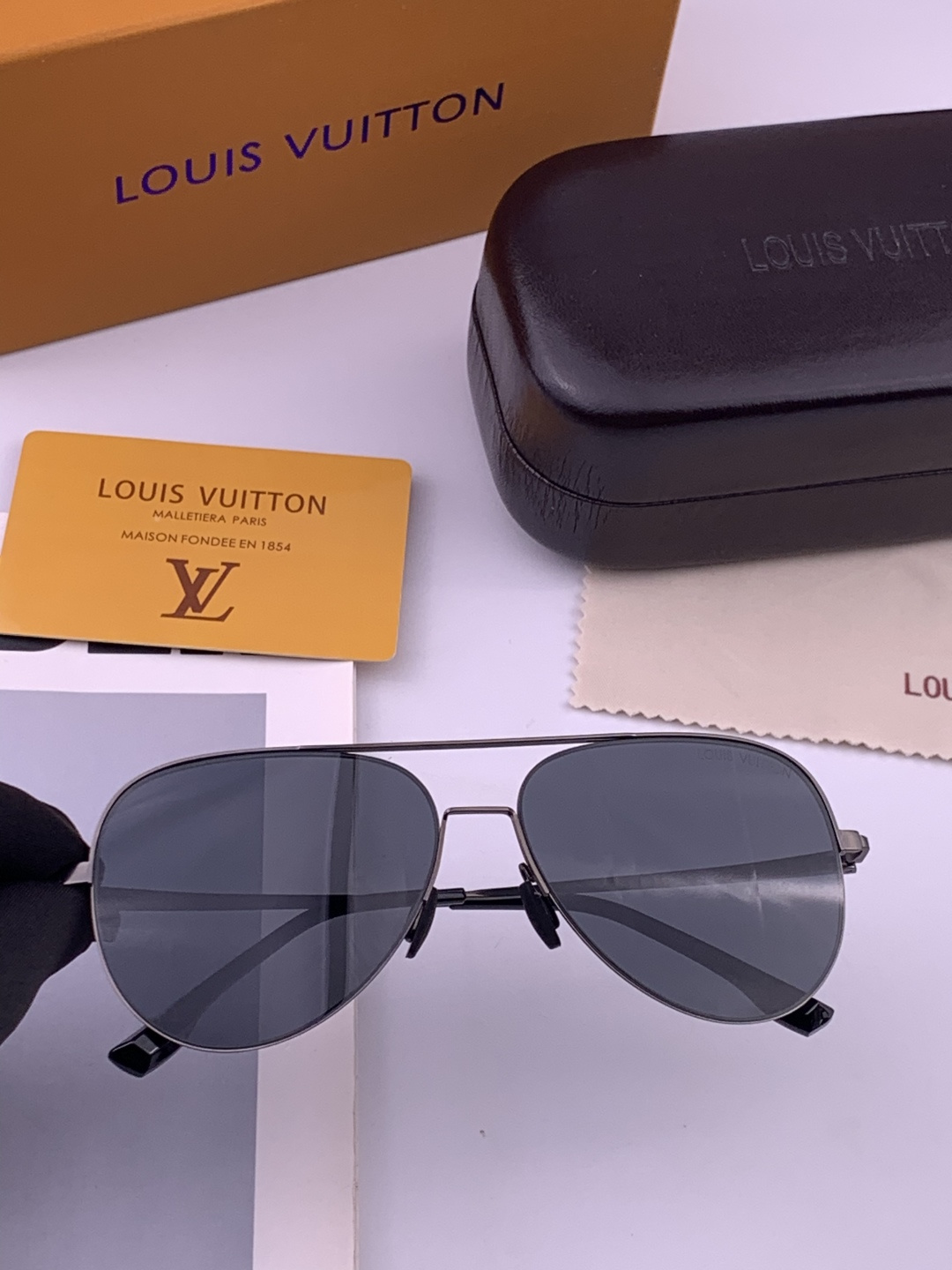 LV 男款炫彩飞行员偏光太阳镜 ❤️材质：高清尼龙加厚卡槽高清偏光镜片 🌹无边框镜架💕颜👍型号：L58903