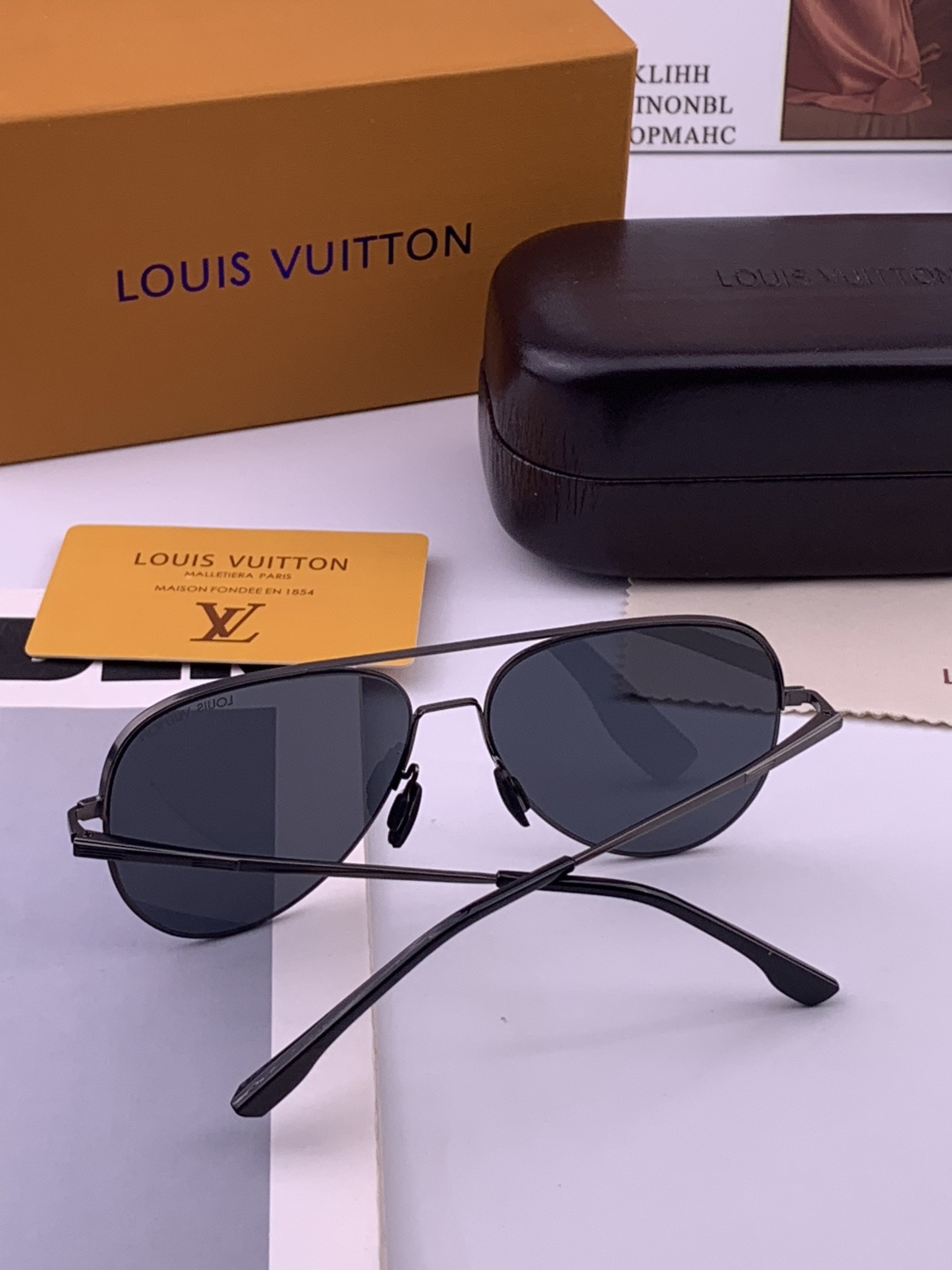 LV 男款炫彩飞行员偏光太阳镜 ❤️材质：高清尼龙加厚卡槽高清偏光镜片 🌹无边框镜架💕颜👍型号：L58903