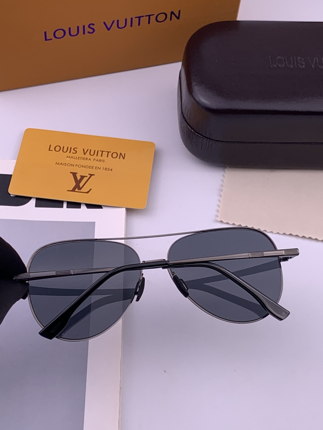 LV 男款炫彩飞行员偏光太阳镜 ❤️材质：高清尼龙加厚卡槽高清偏光镜片 🌹无边框镜架💕颜👍型号：L58903