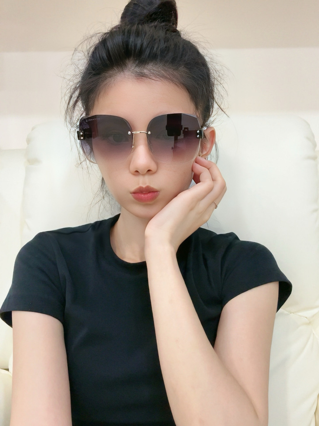 香奈儿 新款太阳镜太漂亮的款,爆到断货。镜片采用尼龙材质,透光度清晰的同时又保护眼睛,镜框采用环保无磁不锈钢金属。镜腿铰