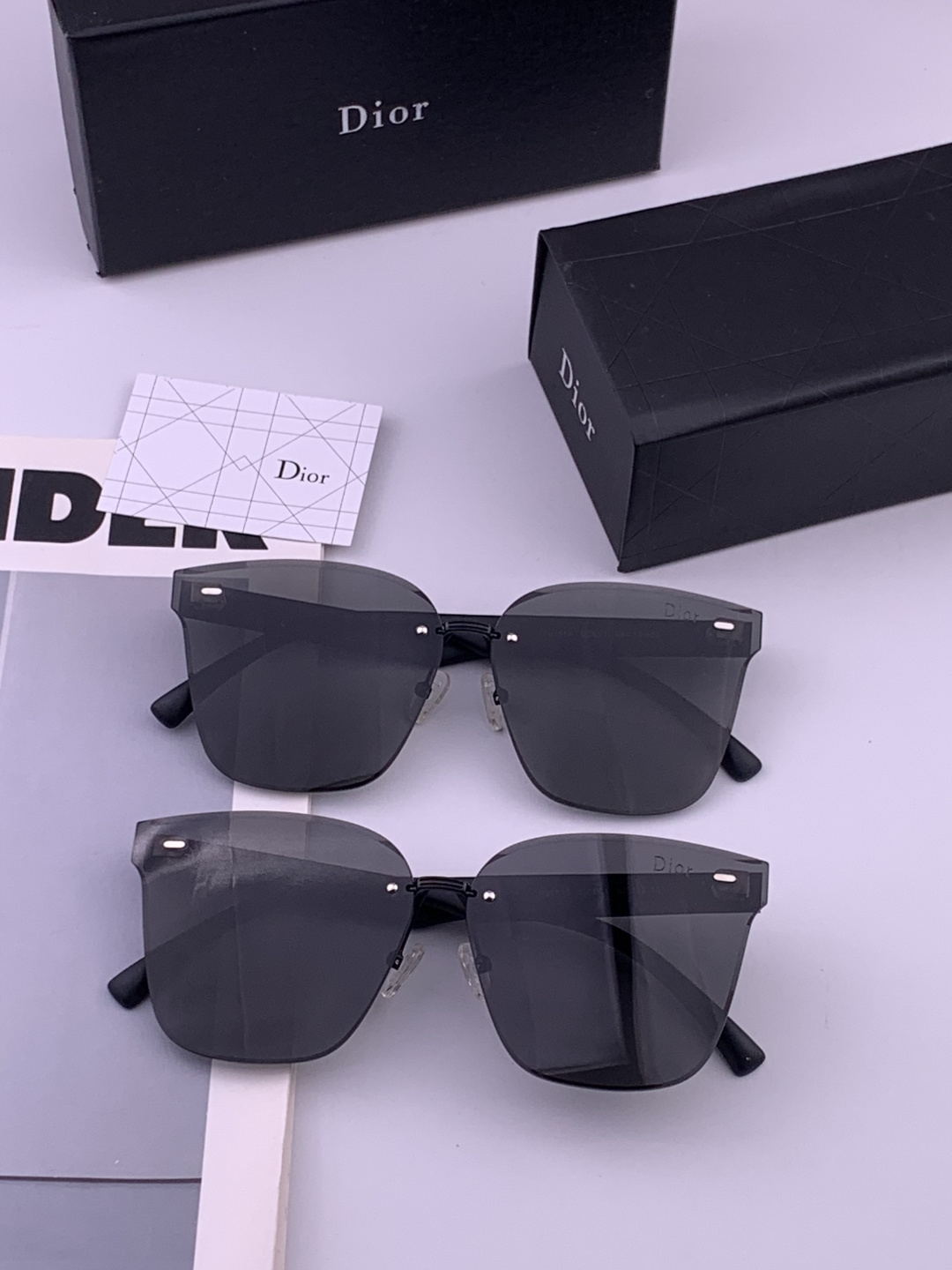 DIOR 新款太阳镜  中性款男女都可佩戴 镜架的材质是选用经典的优质板材 高品质 修脸神器时尚太阳镜  型号：CD51
