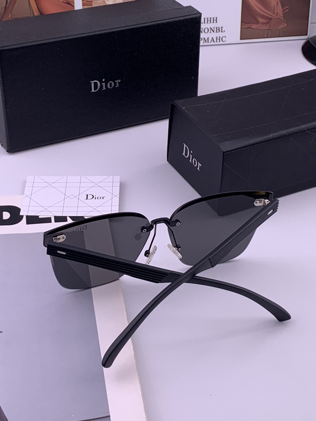 DIOR 新款太阳镜  中性款男女都可佩戴 镜架的材质是选用经典的优质板材 高品质 修脸神器时尚太阳镜  型号：CD51