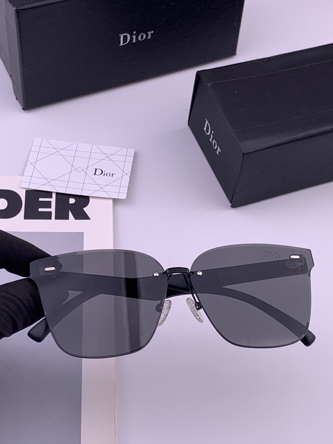 DIOR 新款太阳镜  中性款男女都可佩戴 镜架的材质是选用经典的优质板材 高品质 修脸神器时尚太阳镜  型号：CD51