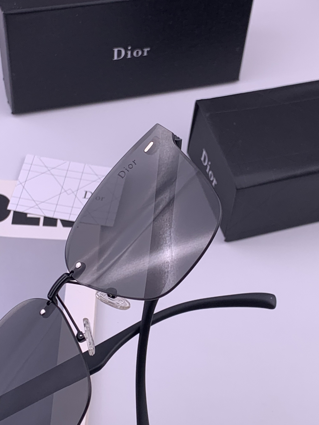 DIOR 新款太阳镜  中性款男女都可佩戴 镜架的材质是选用经典的优质板材 高品质 修脸神器时尚太阳镜  型号：CD51