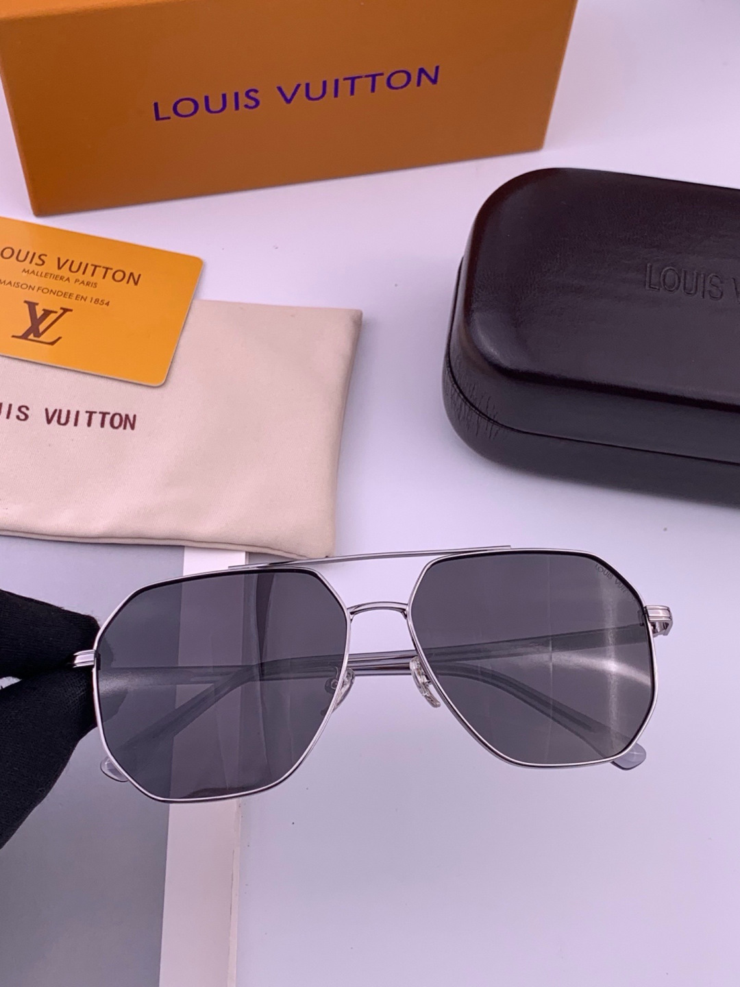LV 。  高品质男女款墨镜   👍 进口宝丽来偏光镜片  。蛤蟆镜 开车钓鱼都可 。百搭显瘦墨镜韩版男士飞行员大框司机