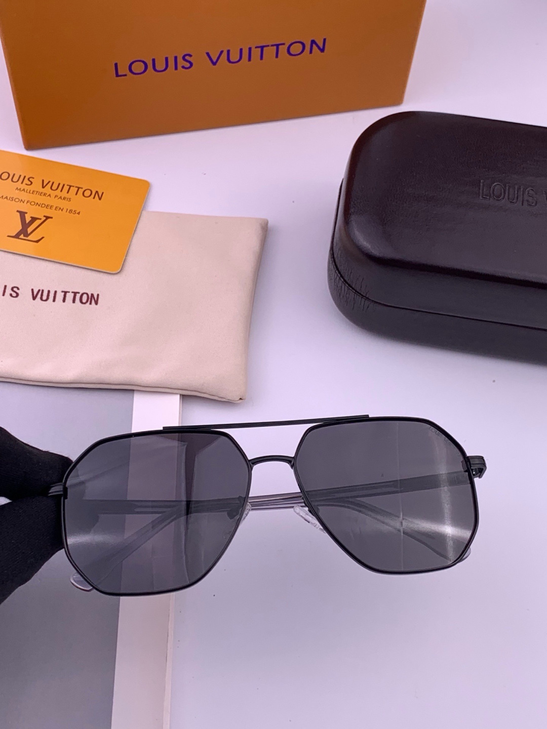 LV 。  高品质男女款墨镜   👍 进口宝丽来偏光镜片  。蛤蟆镜 开车钓鱼都可 。百搭显瘦墨镜韩版男士飞行员大框司机