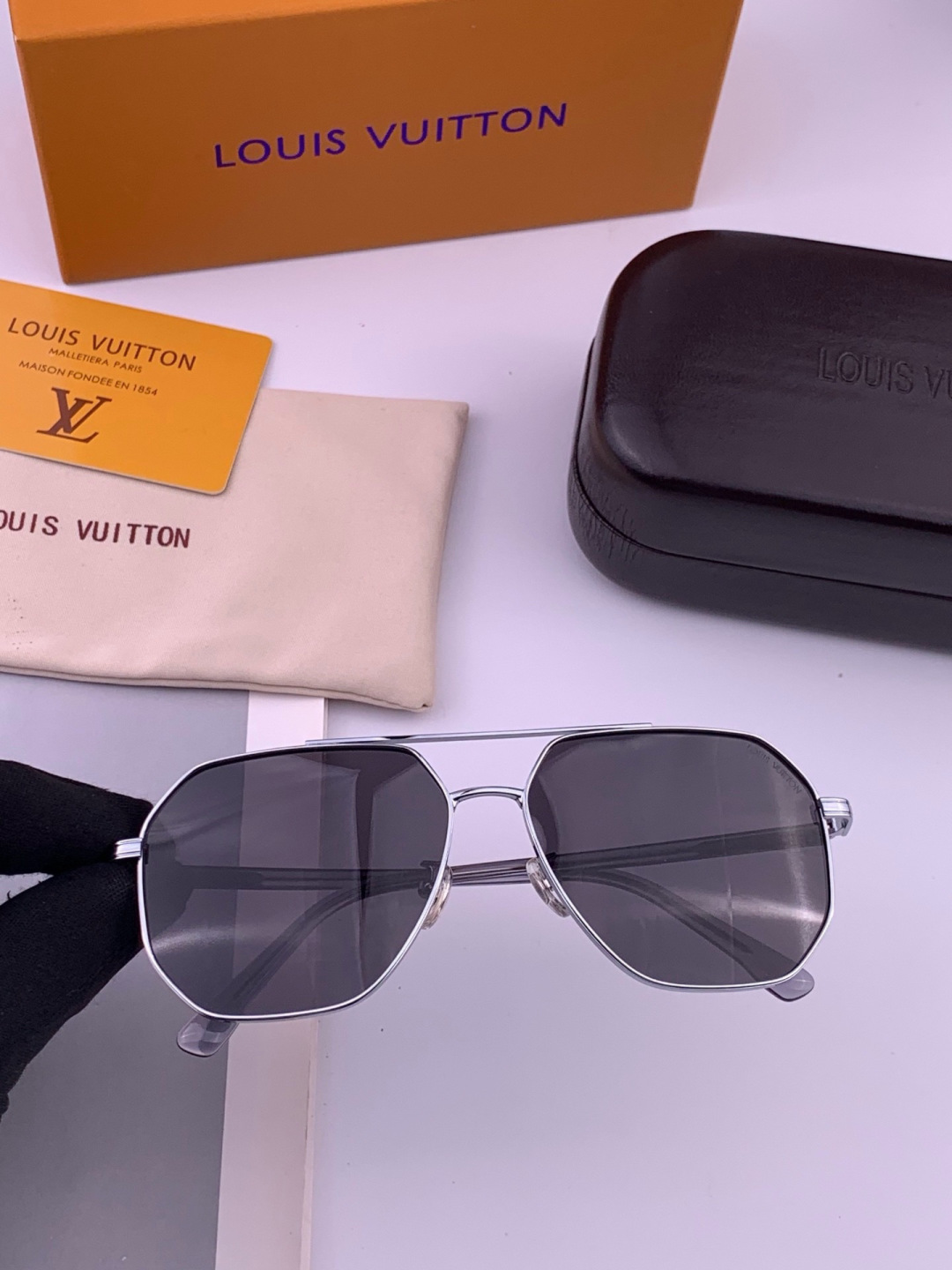 LV 。  高品质男女款墨镜   👍 进口宝丽来偏光镜片  。蛤蟆镜 开车钓鱼都可 。百搭显瘦墨镜韩版男士飞行员大框司机