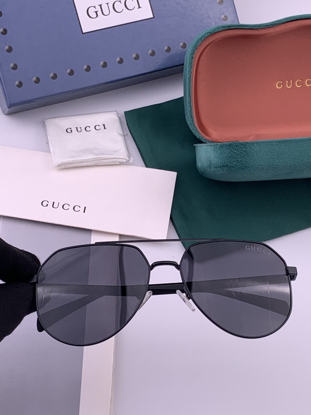 Gucci 。  高品质男女款墨镜   👍 进口宝丽来偏光镜片  。蛤蟆镜 开车钓鱼都可 。百搭显瘦墨镜韩版男士飞行员大
