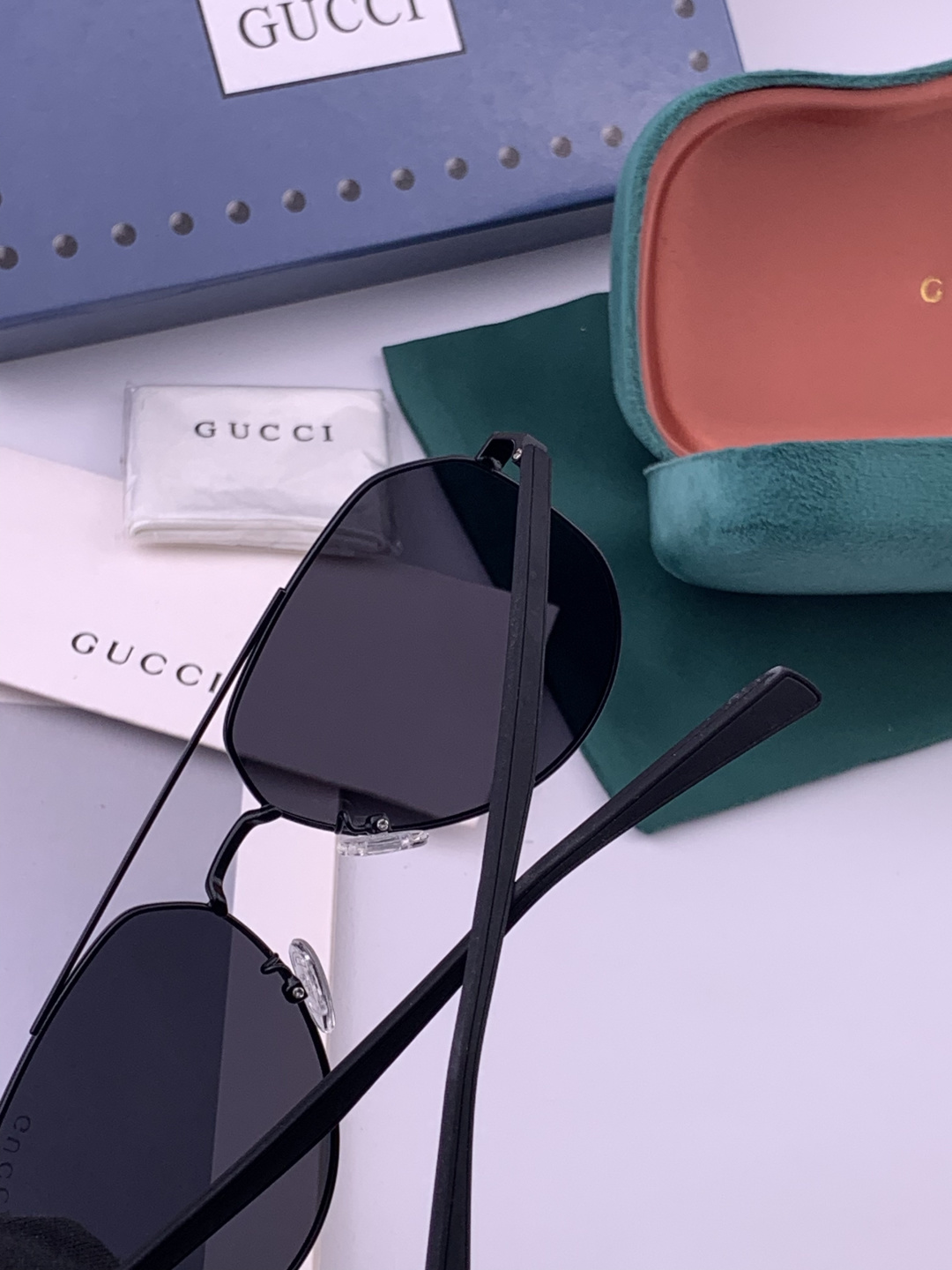 Gucci 。  高品质男女款墨镜   👍 进口宝丽来偏光镜片  。蛤蟆镜 开车钓鱼都可 。百搭显瘦墨镜韩版男士飞行员大