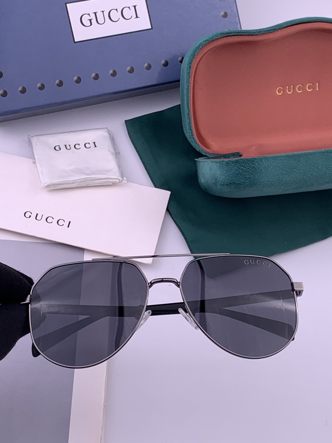 Gucci 。  高品质男女款墨镜   👍 进口宝丽来偏光镜片  。蛤蟆镜 开车钓鱼都可 。百搭显瘦墨镜韩版男士飞行员大