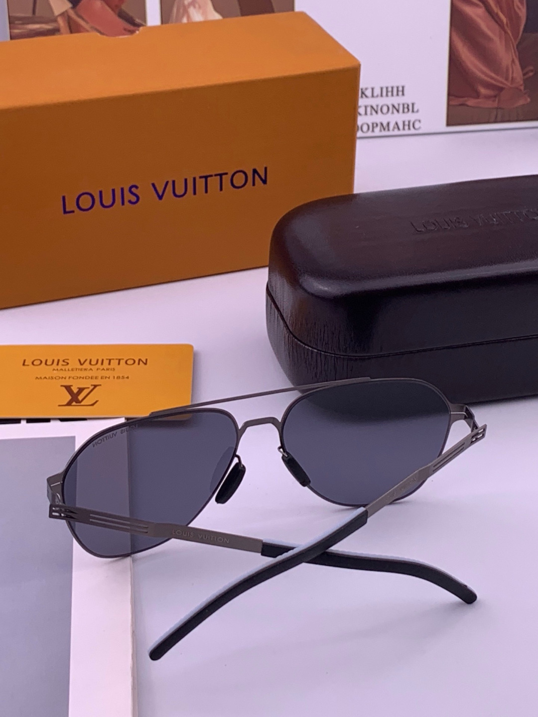 ♦️LV  新款男女情侣款太阳镜多边形墨镜iP电镀永不褪色 超轻超有弹性整幅眼镜无螺丝重要的是压不坏 高清尼龙镜片、精湛