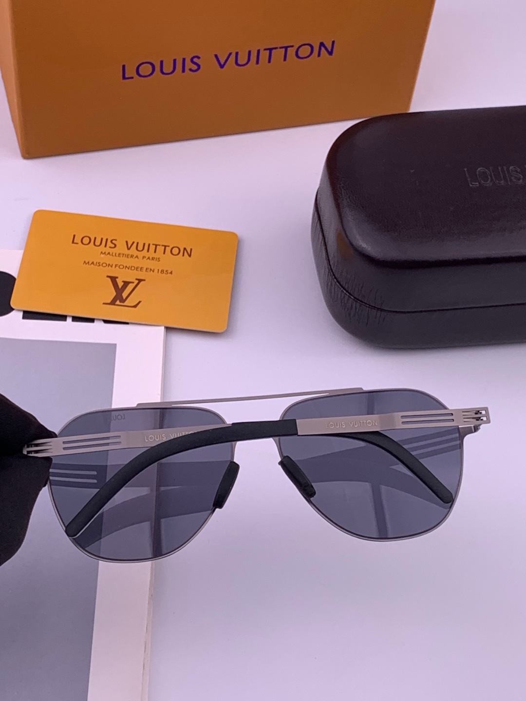 ♦️LV  新款男女情侣款太阳镜多边形墨镜iP电镀永不褪色 超轻超有弹性整幅眼镜无螺丝重要的是压不坏 高清尼龙镜片、精湛