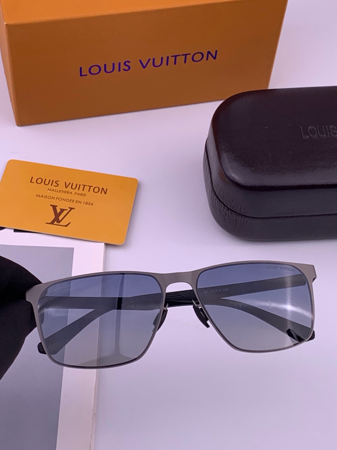 ♦️LV  新款男女情侣款太阳镜多边形墨镜iP电镀永不褪色 超轻超有弹性整幅眼镜无螺丝重要的是压不坏 高清尼龙镜片、精湛
