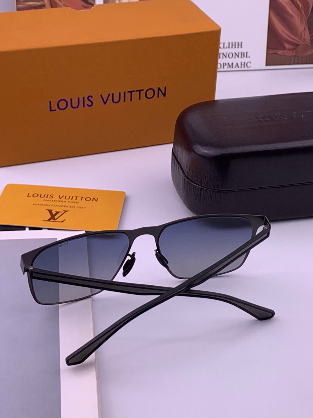 ♦️LV  新款男女情侣款太阳镜多边形墨镜iP电镀永不褪色 超轻超有弹性整幅眼镜无螺丝重要的是压不坏 高清尼龙镜片、精湛