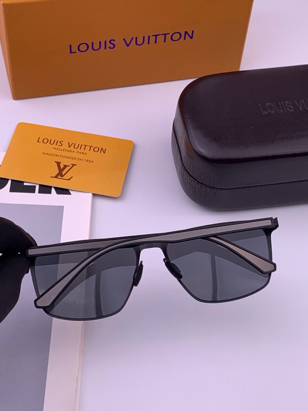 ♦️LV  新款男女情侣款太阳镜多边形墨镜iP电镀永不褪色 超轻超有弹性整幅眼镜无螺丝重要的是压不坏 高清尼龙镜片、精湛