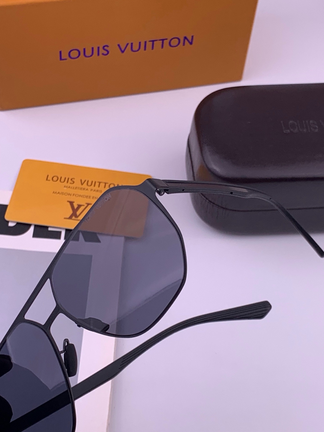 ♦️LV  新款男女情侣款太阳镜多边形墨镜iP电镀永不褪色 超轻超有弹性整幅眼镜无螺丝重要的是压不坏 高清尼龙镜片、精湛