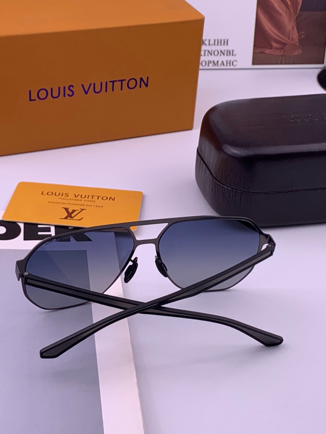 ♦️LV  新款男女情侣款太阳镜多边形墨镜iP电镀永不褪色 超轻超有弹性整幅眼镜无螺丝重要的是压不坏 高清尼龙镜片、精湛
