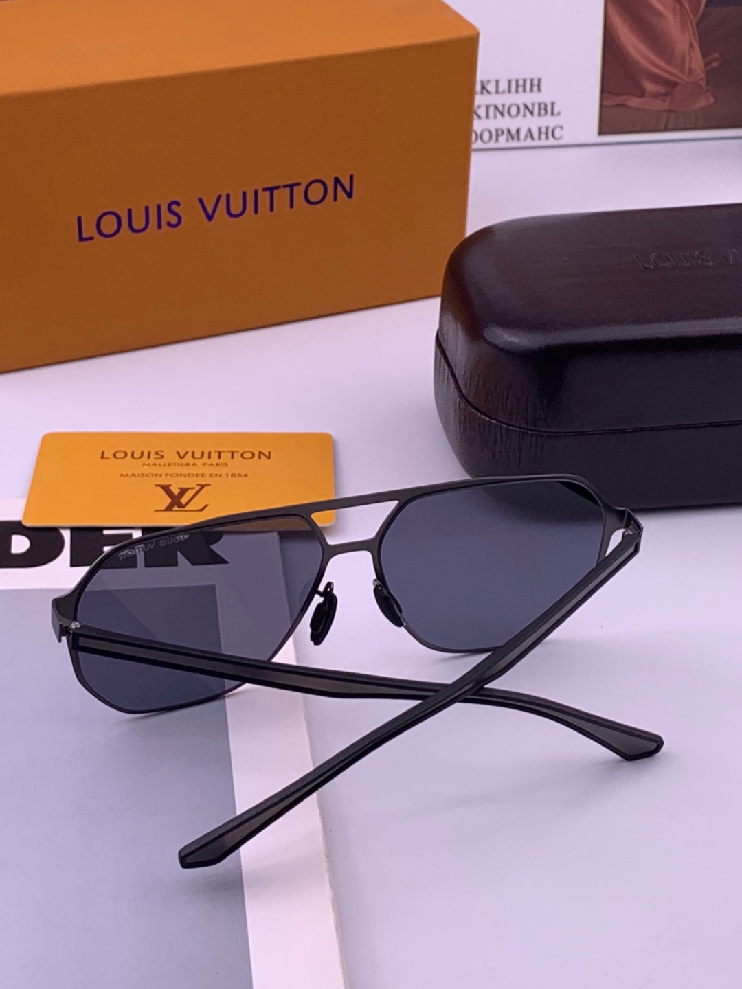 ♦️LV  新款男女情侣款太阳镜多边形墨镜iP电镀永不褪色 超轻超有弹性整幅眼镜无螺丝重要的是压不坏 高清尼龙镜片、精湛