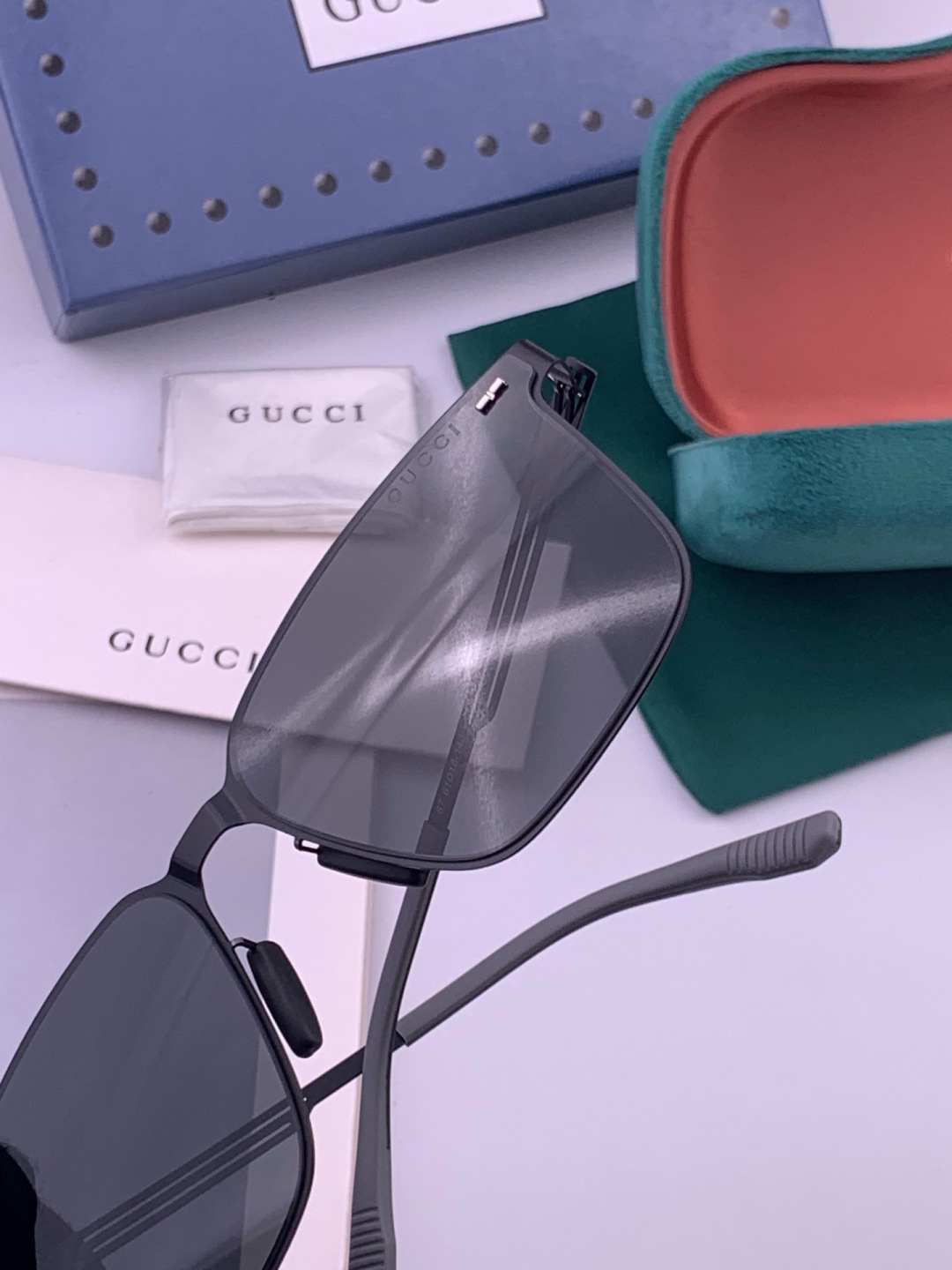 GUCCI 男款炫彩飞行员偏光太阳镜 ❤️材质：高清尼龙加厚卡槽高清偏光镜片 🌹无边框镜架💕颜👍型号：G176