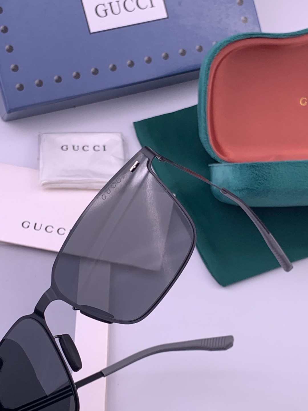 GUCCI 男款炫彩飞行员偏光太阳镜 ❤️材质：高清尼龙加厚卡槽高清偏光镜片 🌹无边框镜架💕颜👍型号：G176
