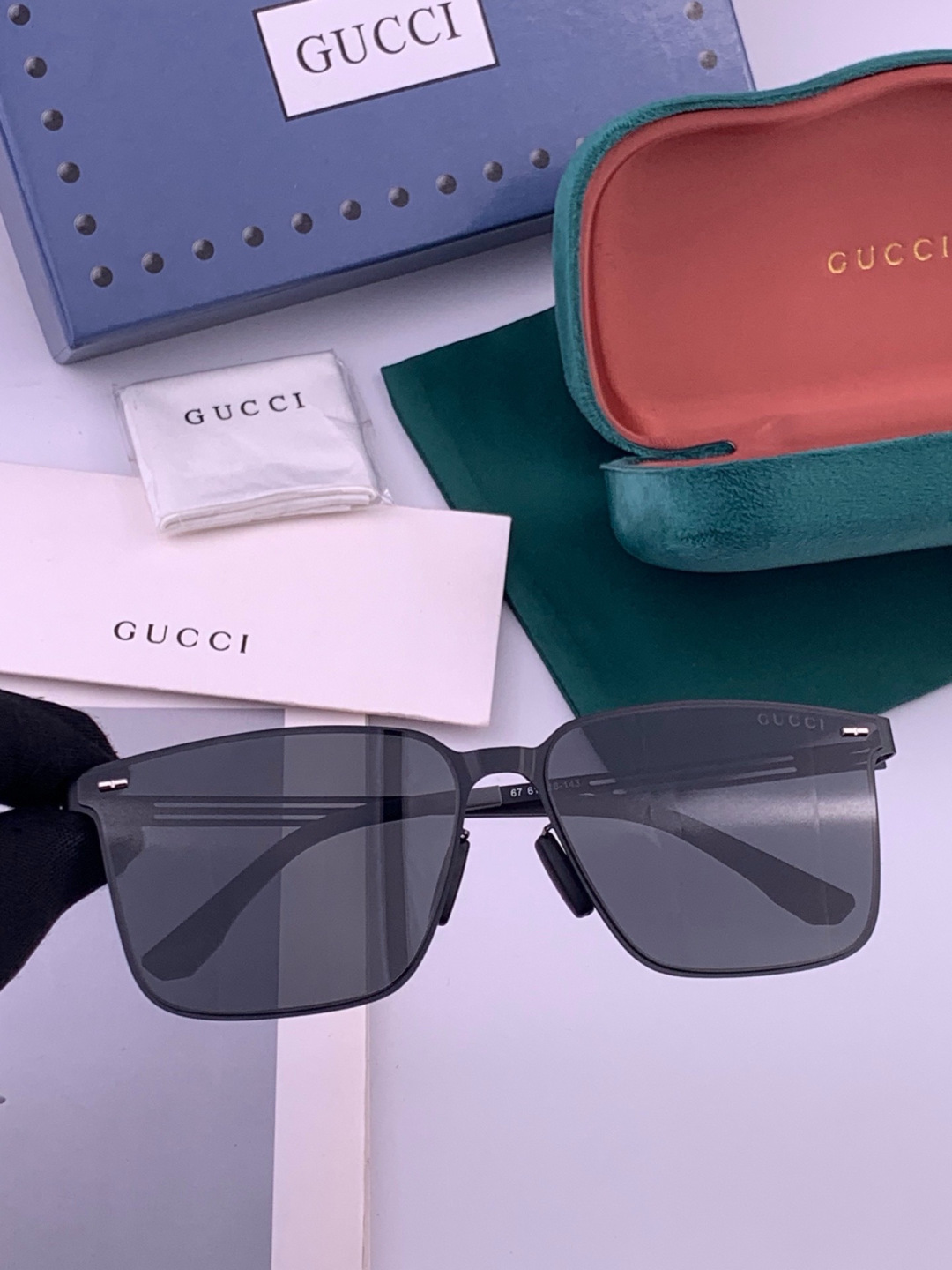 GUCCI 男款炫彩飞行员偏光太阳镜 ❤️材质：高清尼龙加厚卡槽高清偏光镜片 🌹无边框镜架💕颜👍型号：G176
