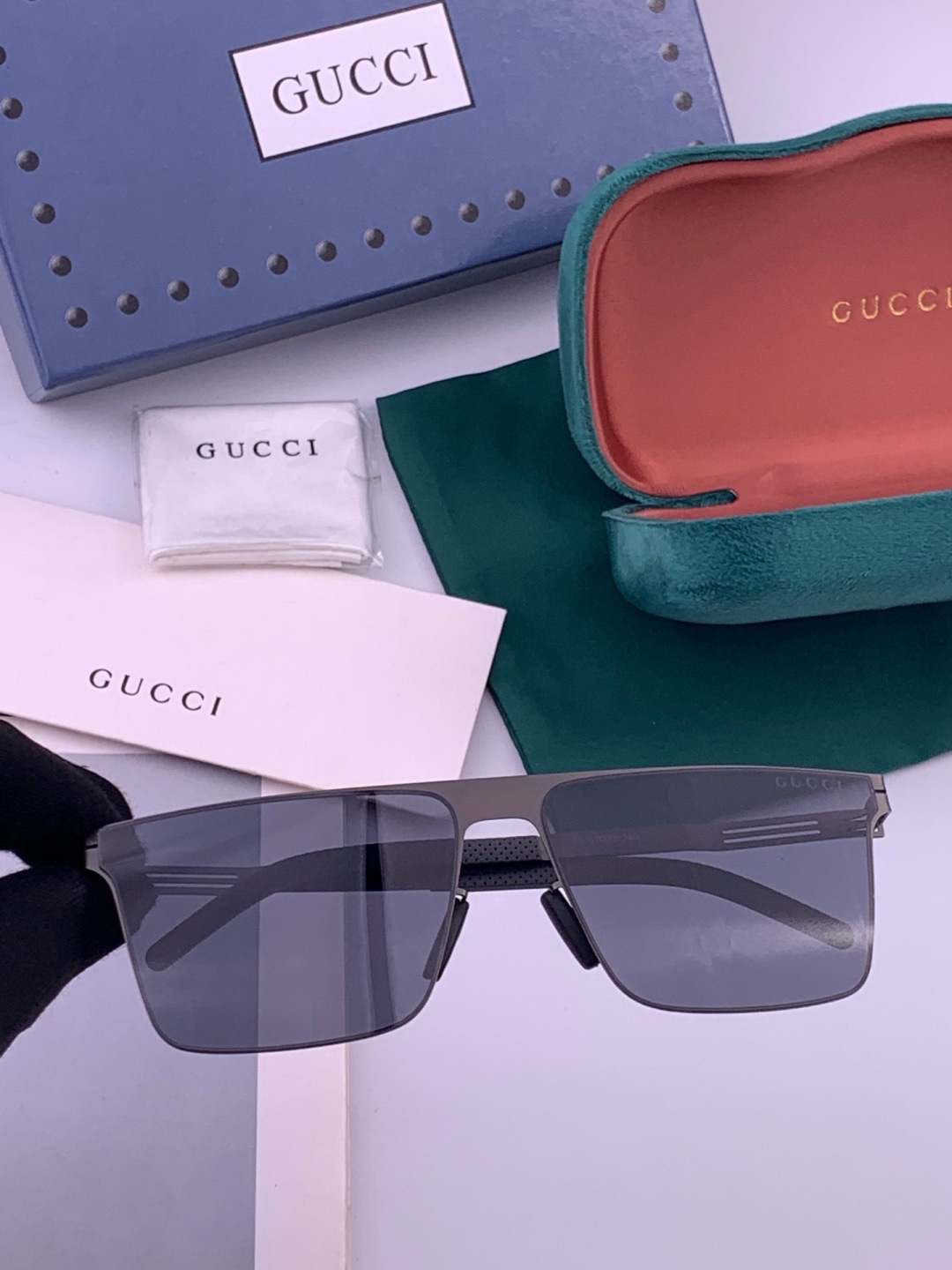 ♦️ GUCCI 新款男女情侣款太阳镜多边形墨镜iP电镀永不褪色 超轻超有弹性整幅眼镜无螺丝重要的是压不坏 高清尼龙镜片
