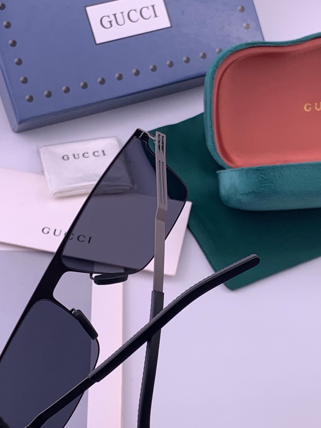 ♦️ GUCCI 新款男女情侣款太阳镜多边形墨镜iP电镀永不褪色 超轻超有弹性整幅眼镜无螺丝重要的是压不坏 高清尼龙镜片