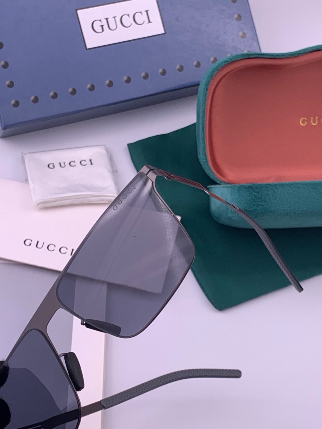 ♦️ GUCCI 新款男女情侣款太阳镜多边形墨镜iP电镀永不褪色 超轻超有弹性整幅眼镜无螺丝重要的是压不坏 高清尼龙镜片