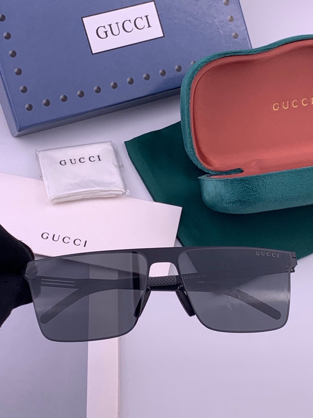 ♦️ GUCCI 新款男女情侣款太阳镜多边形墨镜iP电镀永不褪色 超轻超有弹性整幅眼镜无螺丝重要的是压不坏 高清尼龙镜片