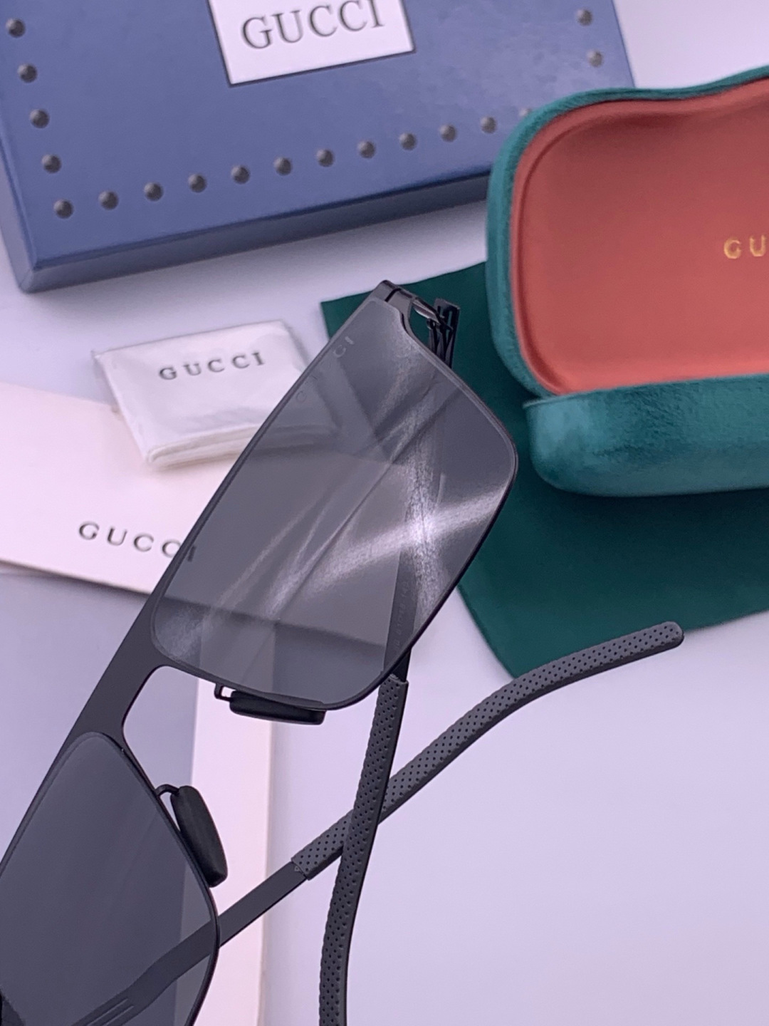 ♦️ GUCCI 新款男女情侣款太阳镜多边形墨镜iP电镀永不褪色 超轻超有弹性整幅眼镜无螺丝重要的是压不坏 高清尼龙镜片