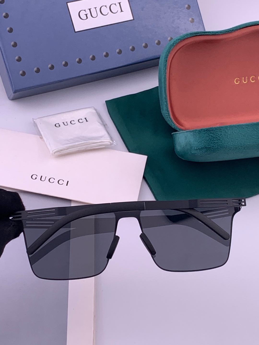 ♦️ GUCCI 新款男女情侣款太阳镜多边形墨镜iP电镀永不褪色 超轻超有弹性整幅眼镜无螺丝重要的是压不坏 高清尼龙镜片