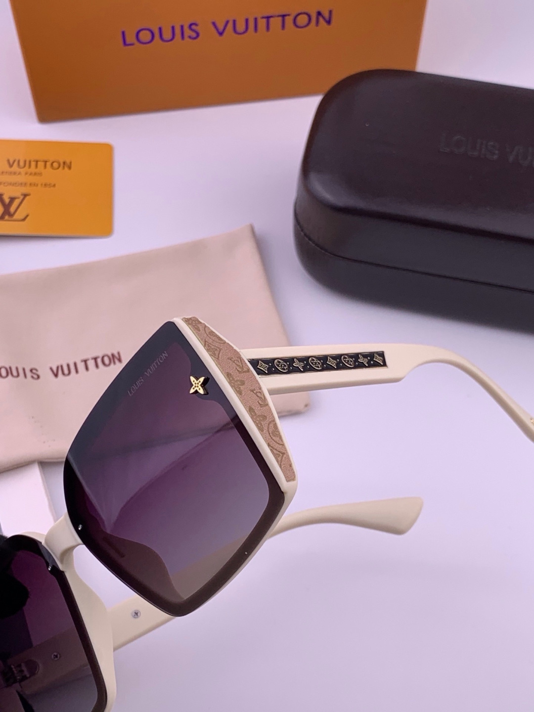LV 太阳镜潮品官网模特同款 [玫瑰][玫瑰]四叶草🍀精致个性设计简约时尚 高品质值得拥有绝对潮爆整个夏季 新款L597