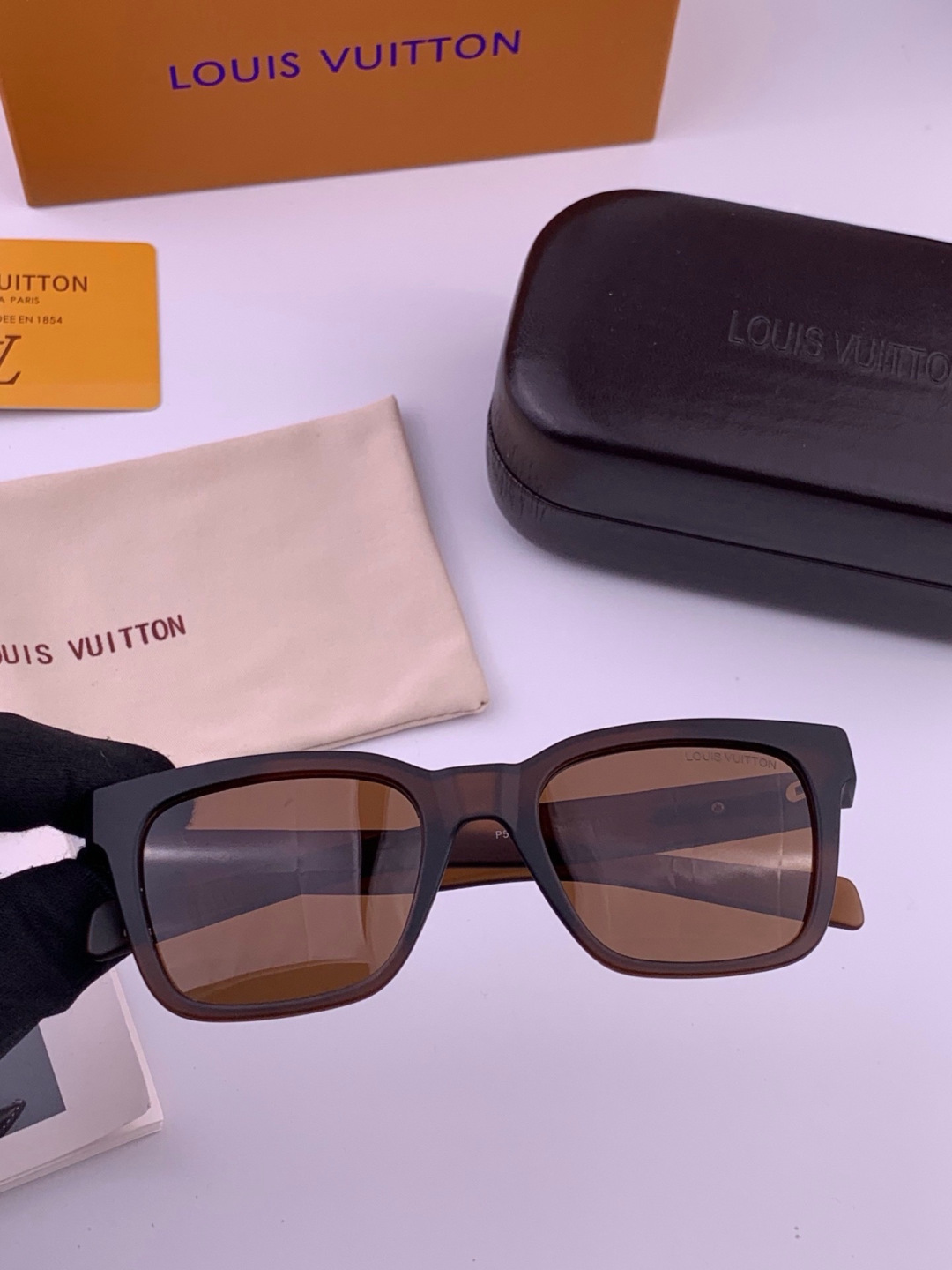 LV 太阳镜潮品官网模特同款 [玫瑰][玫瑰]精致个性设计简约时尚 高品质值得拥有绝对潮爆整个夏季 新款L4511