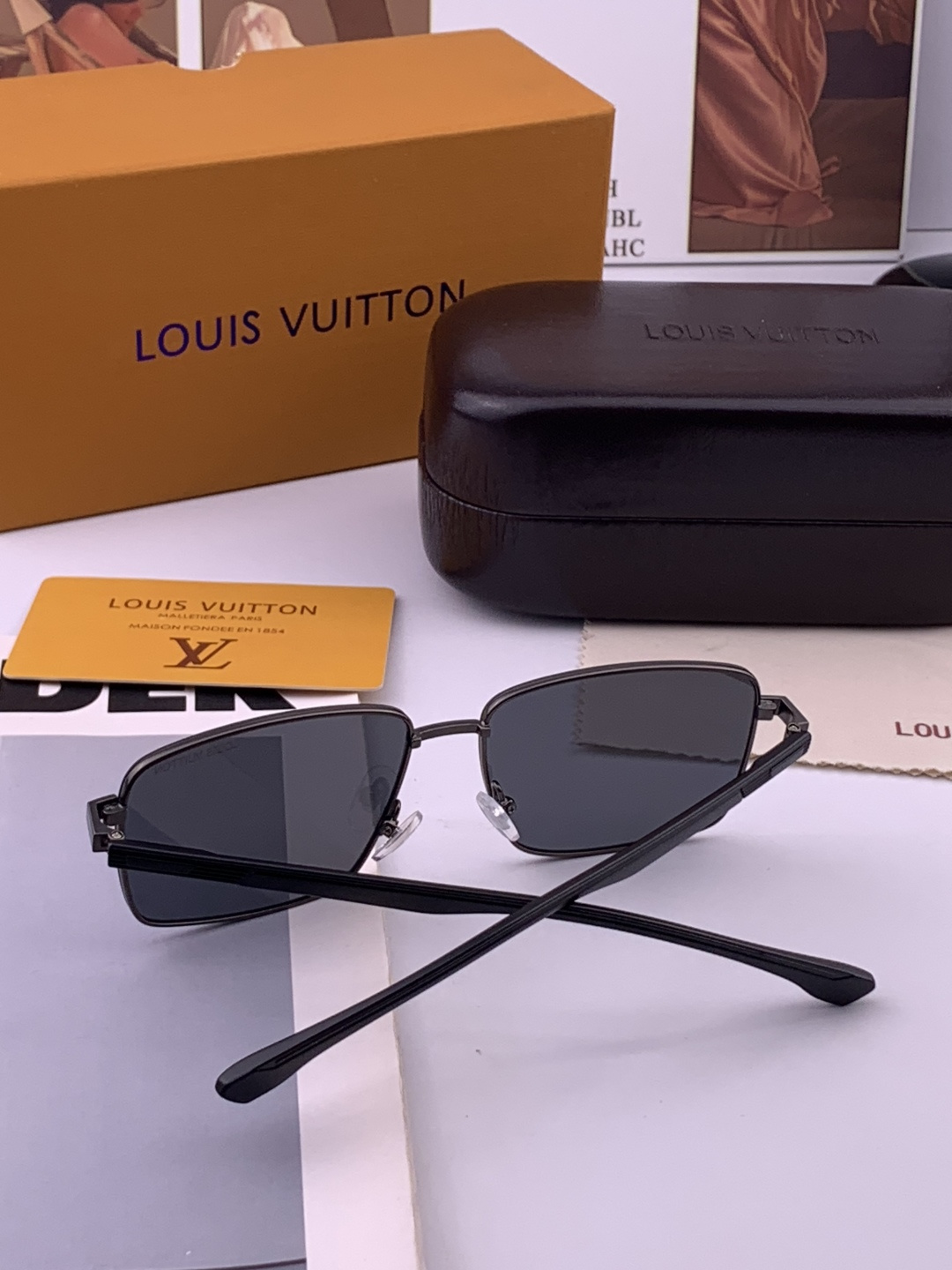 LV 男款炫彩飞行员偏光太阳镜 ❤️材质：高清尼龙加厚卡槽高清偏光镜片 🌹无边框镜架💕颜👍型号：L18902