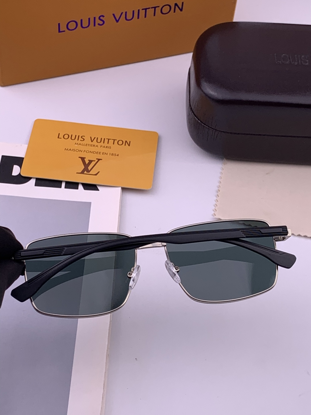 LV 男款炫彩飞行员偏光太阳镜 ❤️材质：高清尼龙加厚卡槽高清偏光镜片 🌹无边框镜架💕颜👍型号：L18902