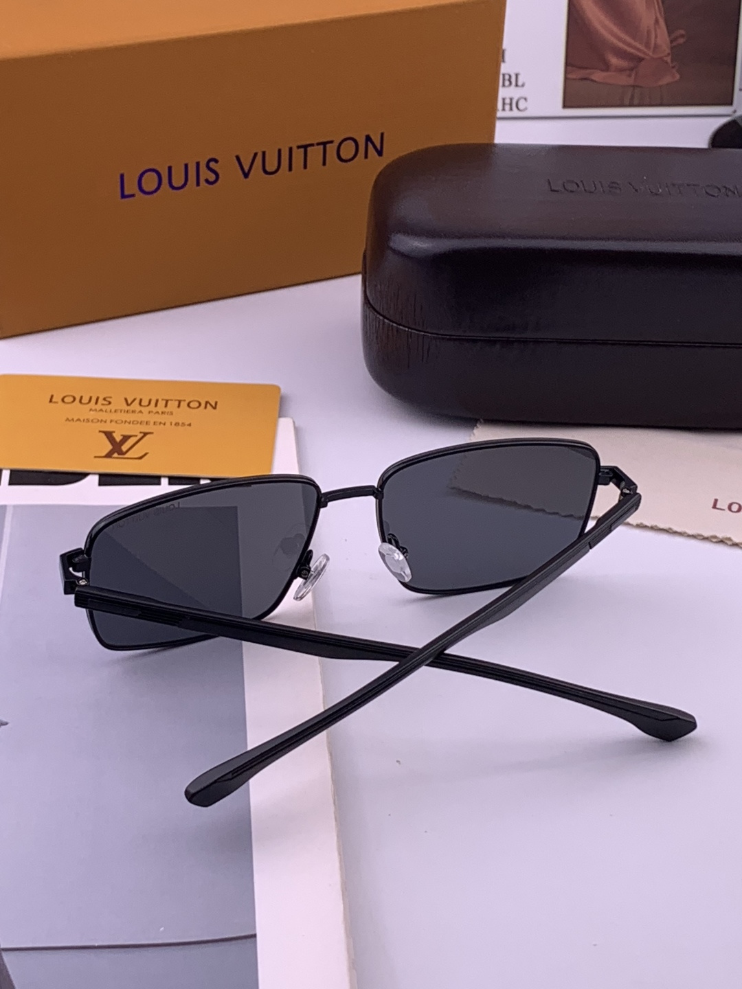 LV 男款炫彩飞行员偏光太阳镜 ❤️材质：高清尼龙加厚卡槽高清偏光镜片 🌹无边框镜架💕颜👍型号：L18902